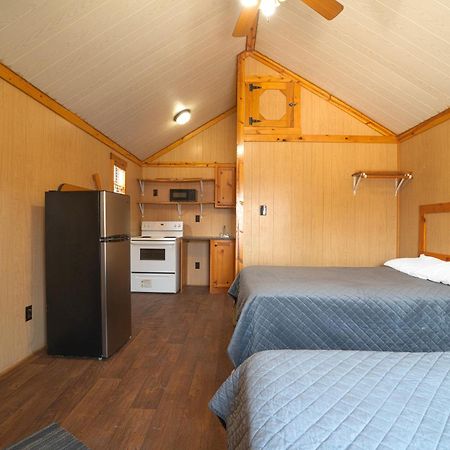 Grand Eagle Ford Lodge & Rv Park Tilden Exterior photo