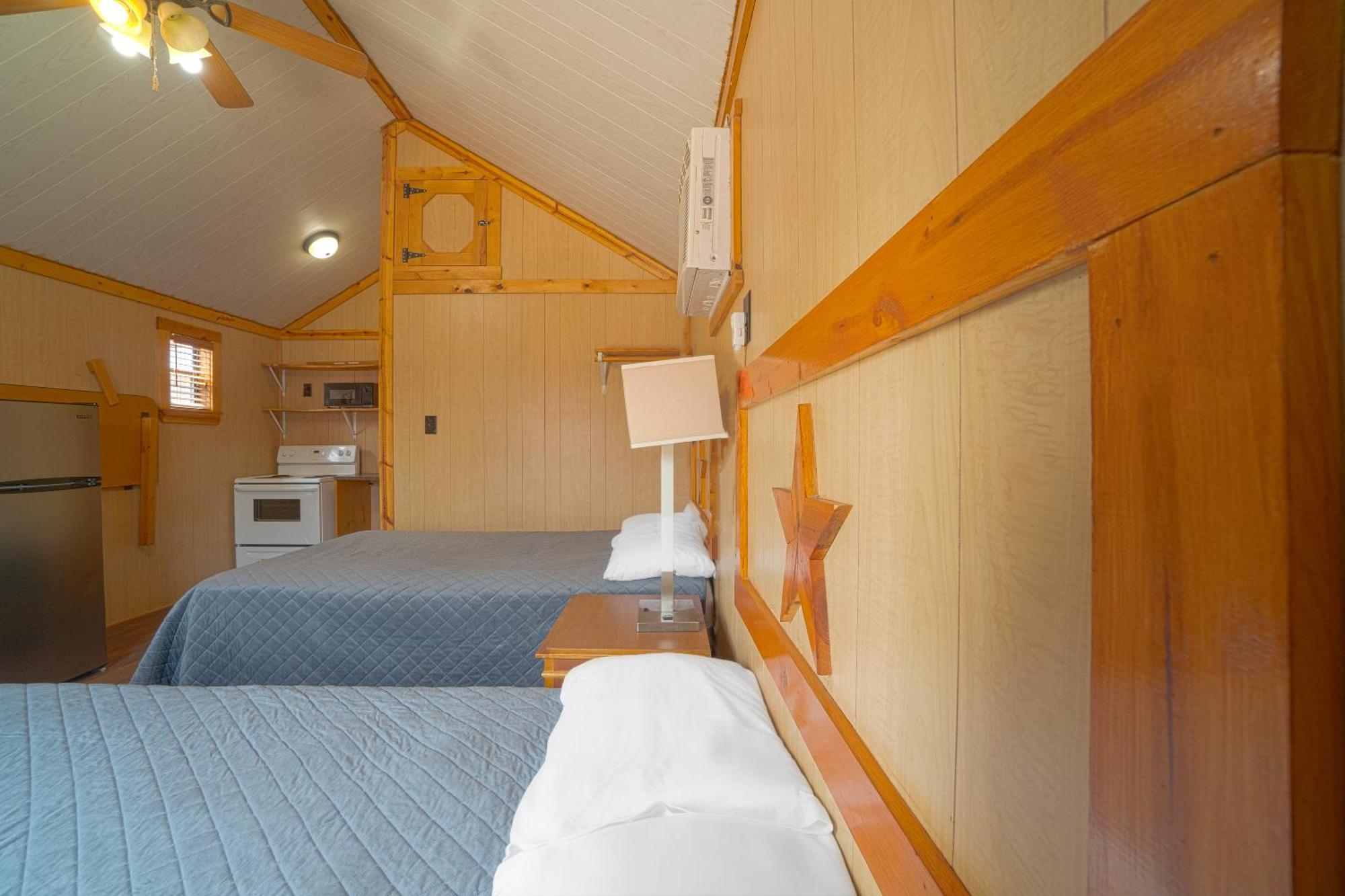 Grand Eagle Ford Lodge & Rv Park Tilden Exterior photo