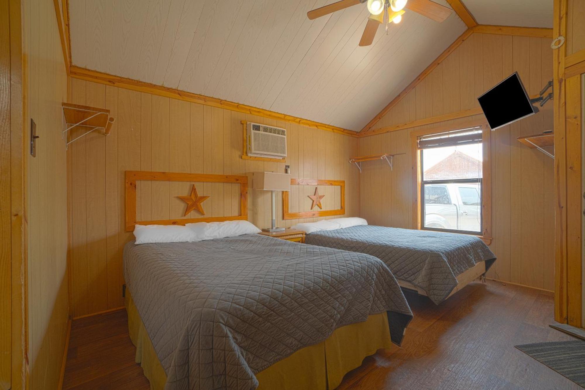 Grand Eagle Ford Lodge & Rv Park Tilden Exterior photo