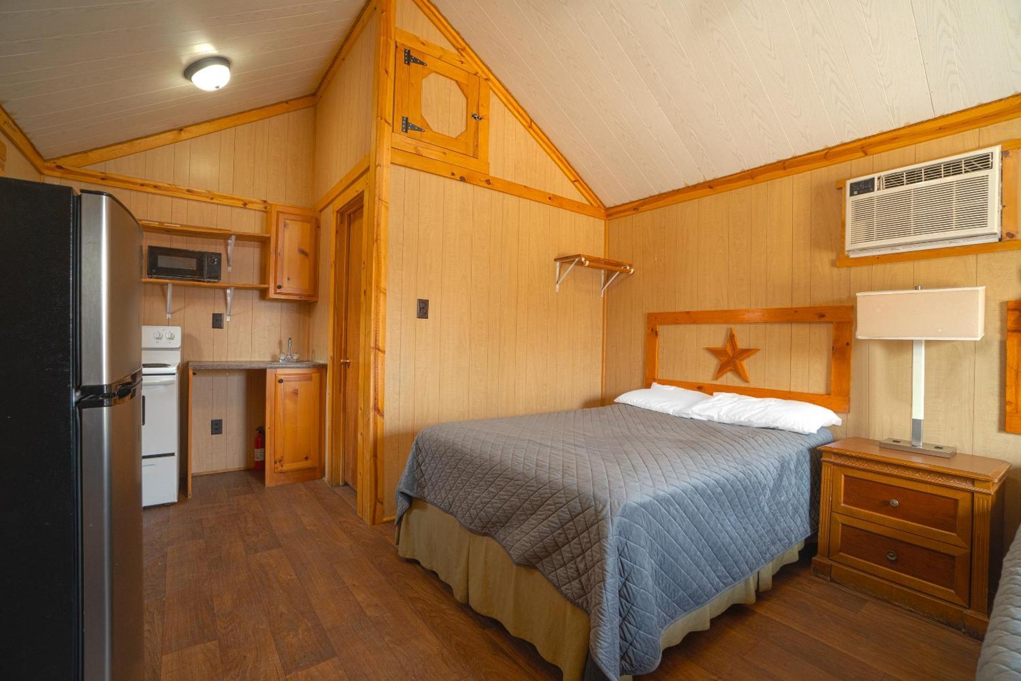 Grand Eagle Ford Lodge & Rv Park Tilden Exterior photo