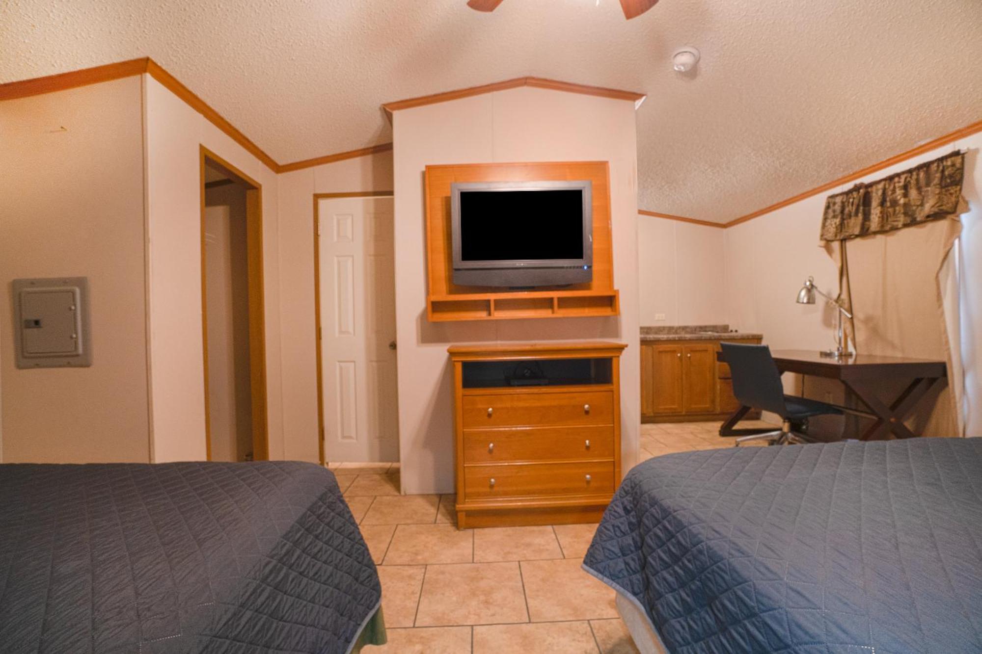 Grand Eagle Ford Lodge & Rv Park Tilden Exterior photo