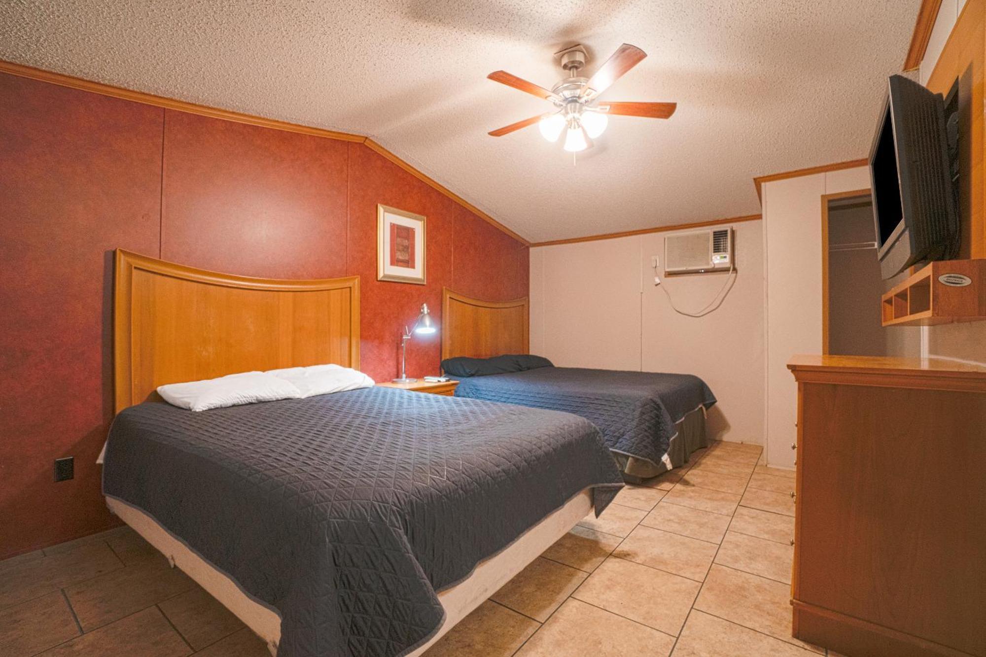 Grand Eagle Ford Lodge & Rv Park Tilden Exterior photo