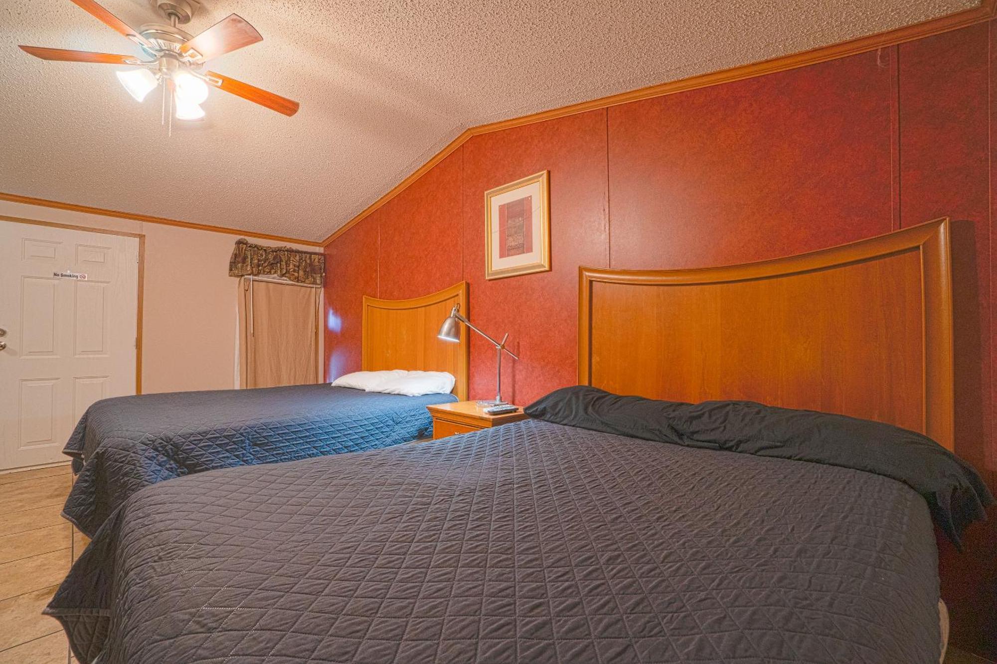 Grand Eagle Ford Lodge & Rv Park Tilden Exterior photo