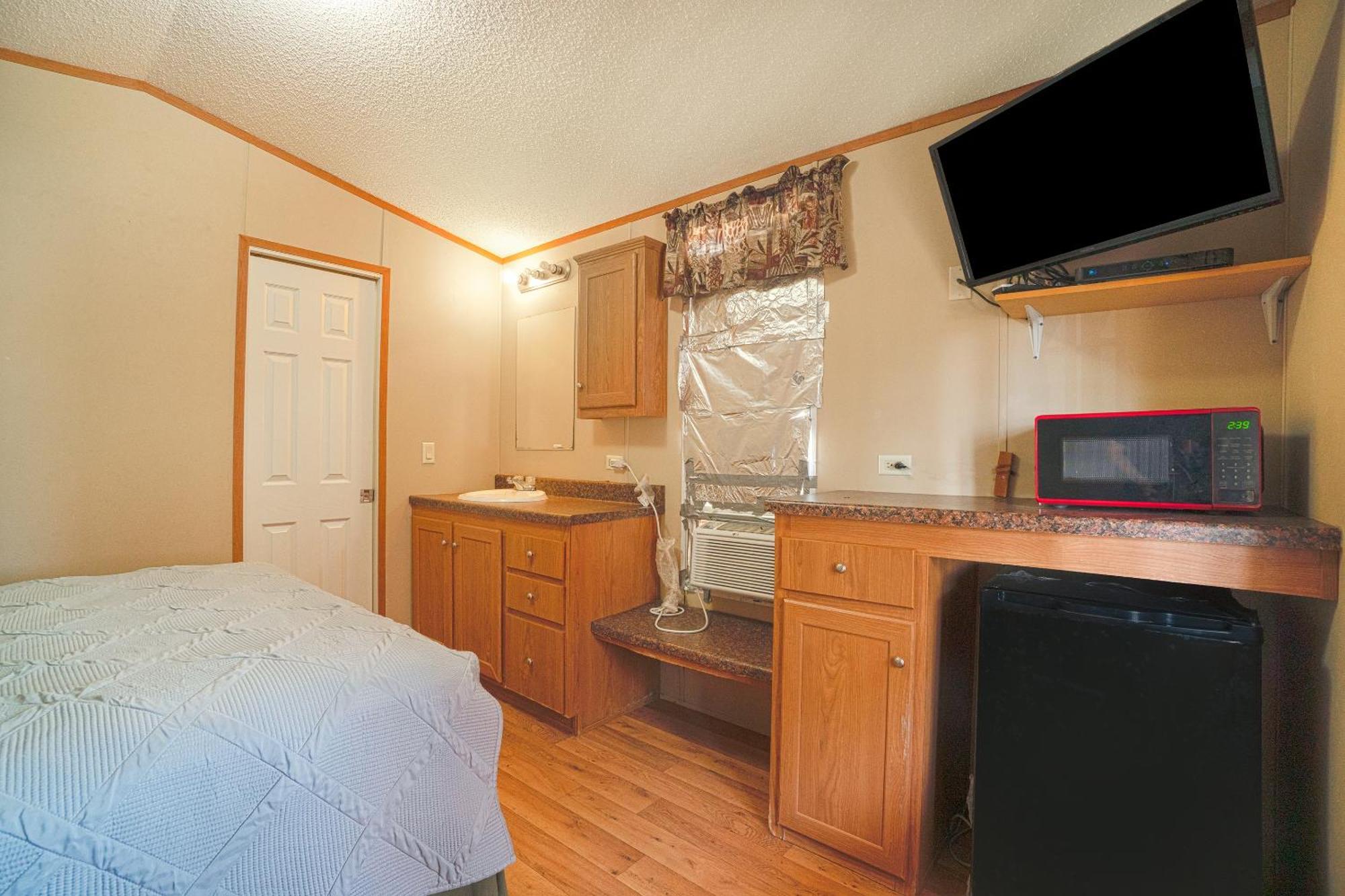 Grand Eagle Ford Lodge & Rv Park Tilden Exterior photo