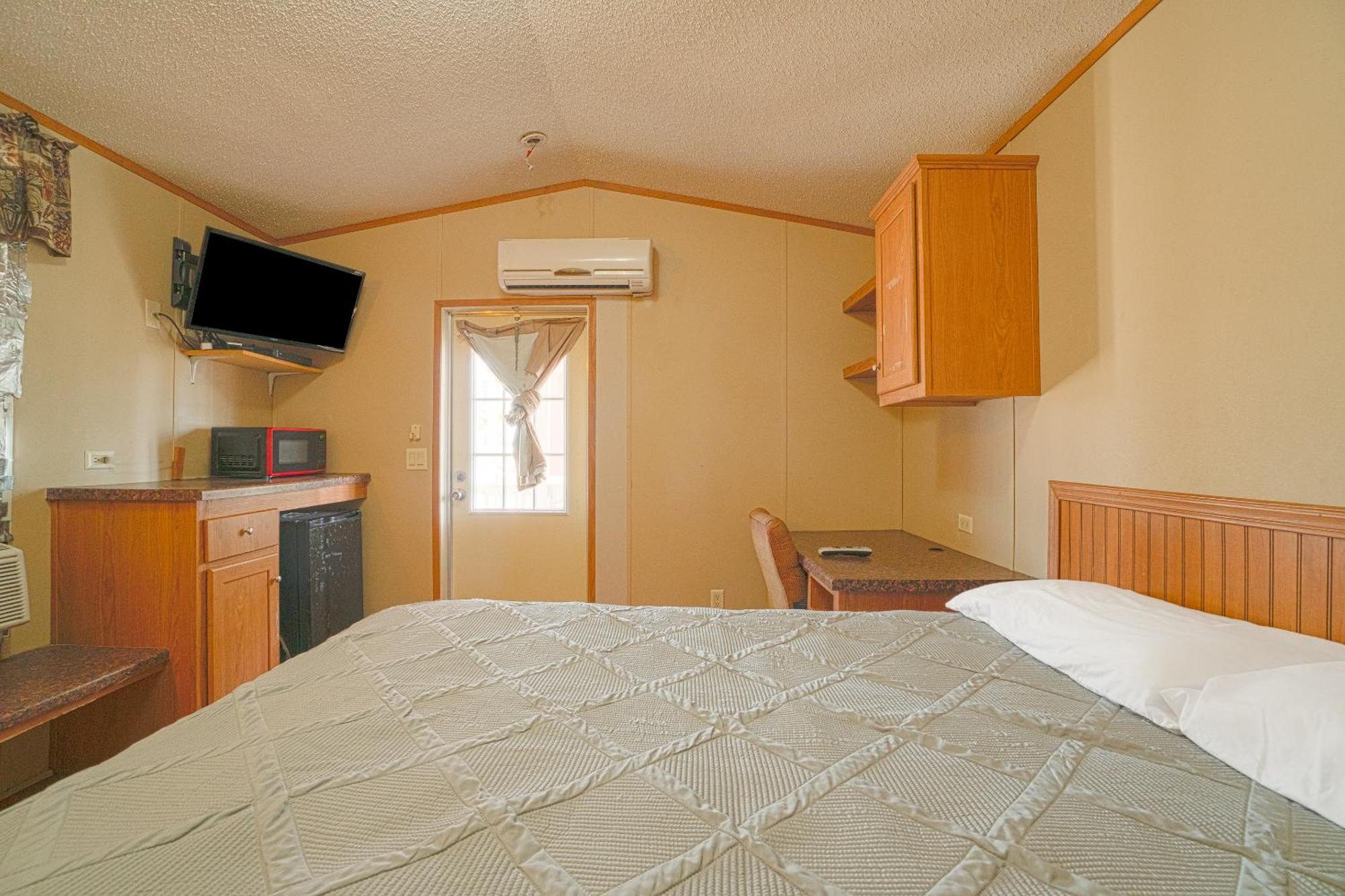 Grand Eagle Ford Lodge & Rv Park Tilden Exterior photo
