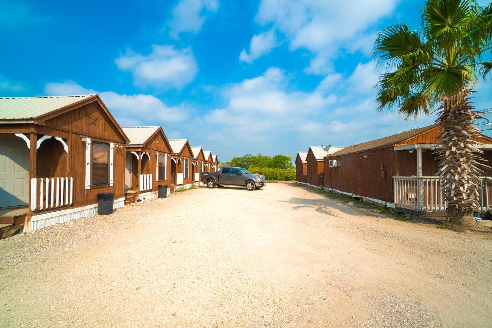 Grand Eagle Ford Lodge & Rv Park Tilden Exterior photo