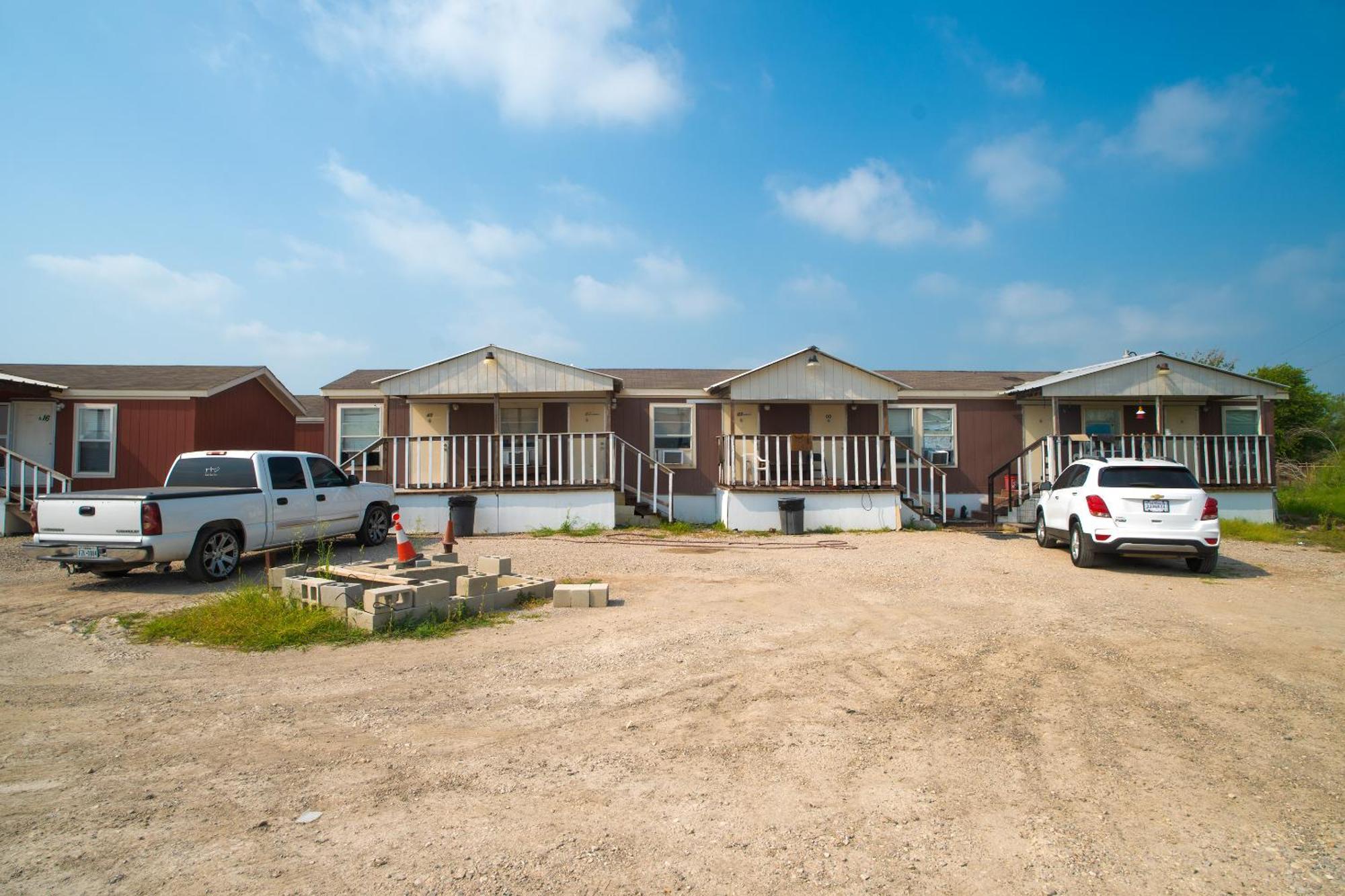 Grand Eagle Ford Lodge & Rv Park Tilden Exterior photo