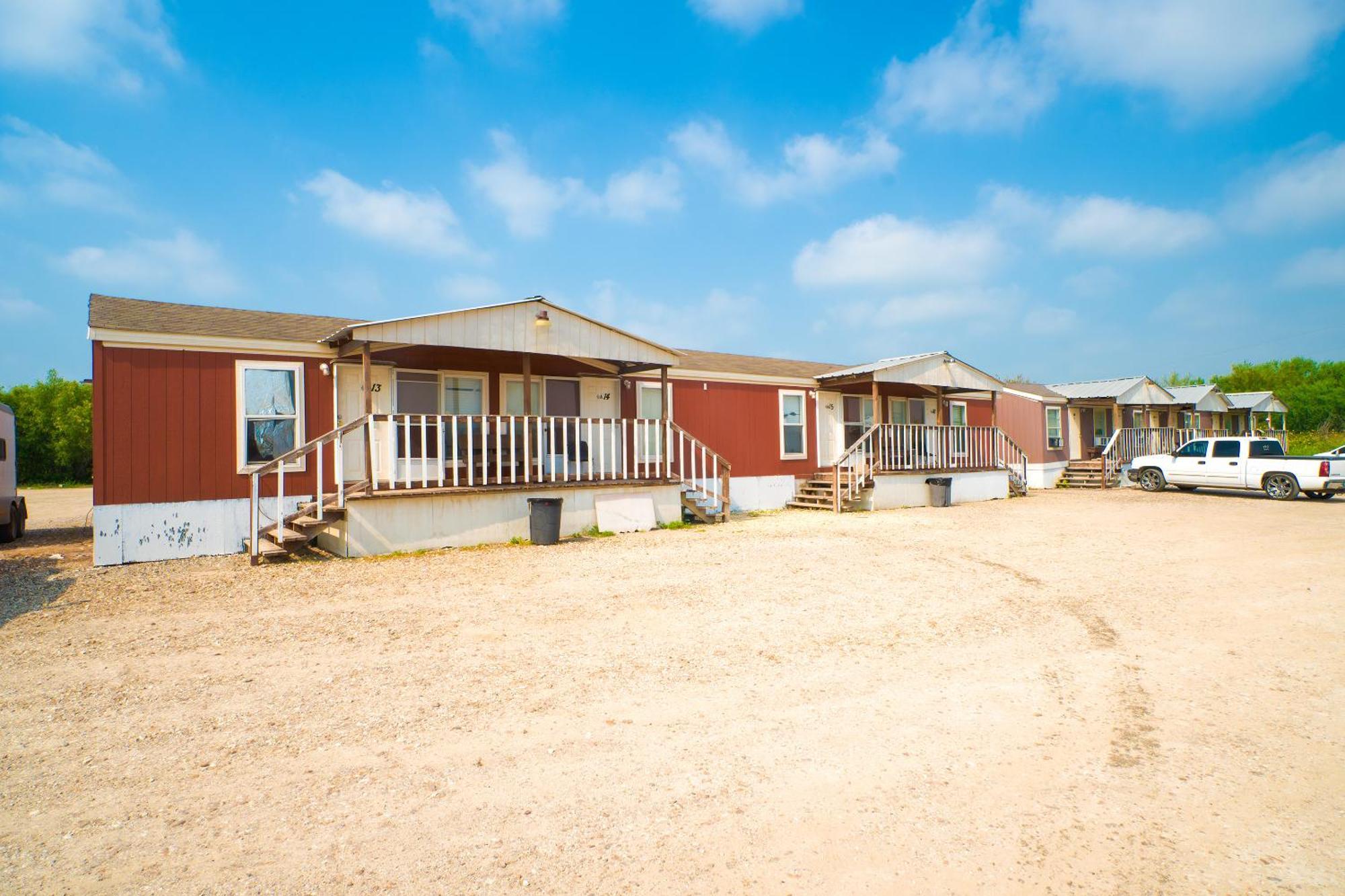 Grand Eagle Ford Lodge & Rv Park Tilden Exterior photo